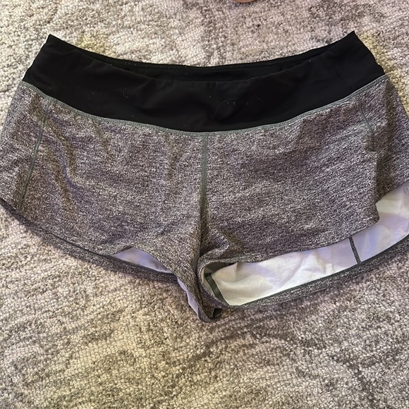 Lululemon Hottyhot Size 6 shorts - Picture 2 of 2